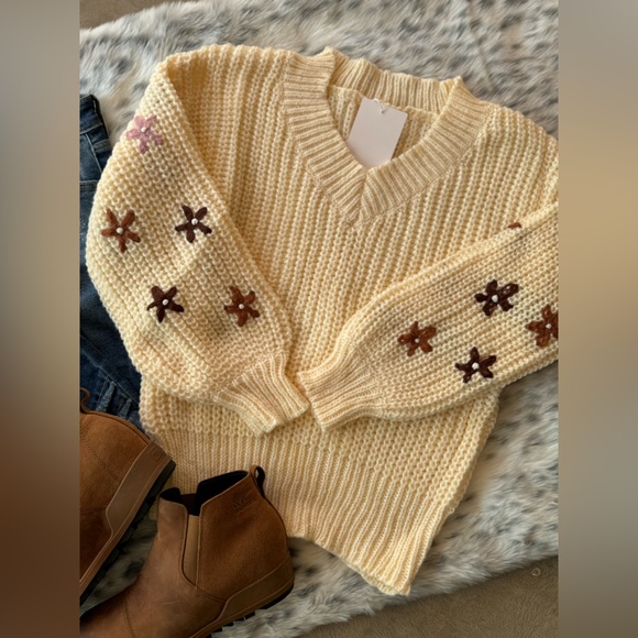 Ivory white cable knit v neck floral embroidered sleeve boho bohemian sweater - Picture 12 of 12